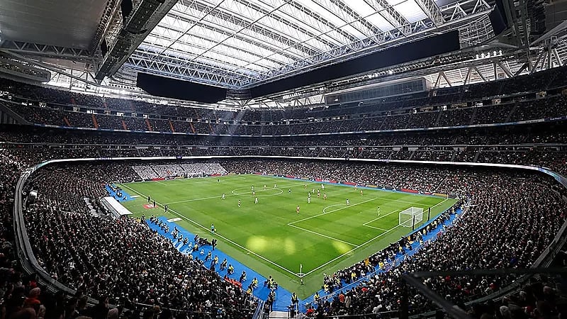 ظهور صادم لملعب ريال مدريد يثير غضب الجماهير .. فيديو