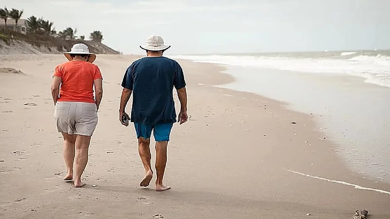 رجل يصطحب زوجته في عطلة لإنهاء حياتها