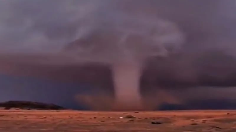 شاهد.. الأرصاد: الظاهرة الجوية النادرة في حائل يُطلق عليها "الإعصار القمعي"