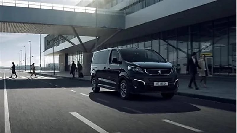 بيجو تزيح الستار عن نسخة VIP من السيارة Traveller