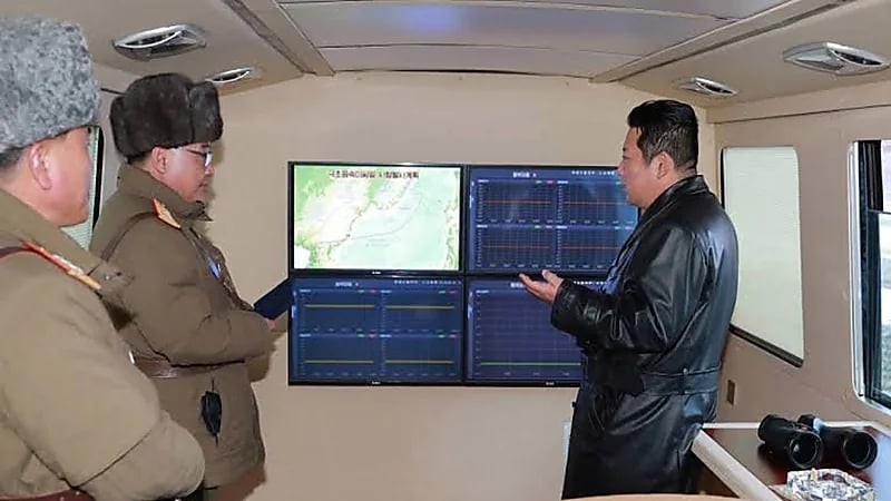 بالصور.. زعيم كوريا الشمالية يشاهد إطلاق صاروخ أسرع من الصوت