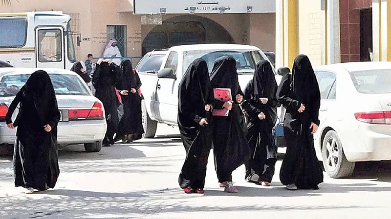 طالبات يناشدن بتعميم قرار إحضار الجوال في المدارس