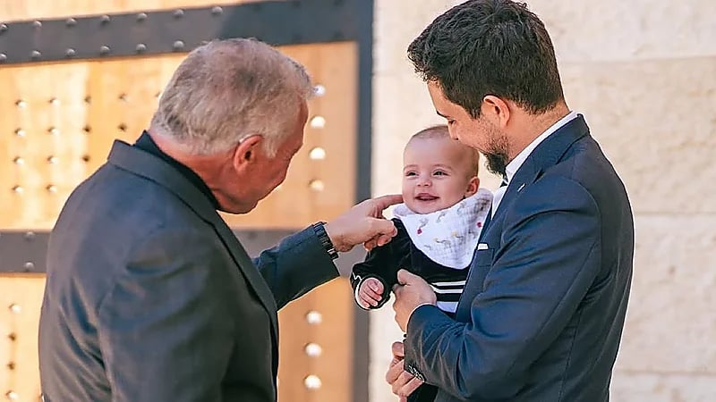 الملك عبدالله يداعب حفيدته الأميرة إيمان في مشهد حنون