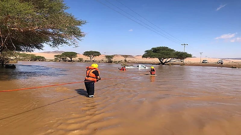 إنقاذ شخص تم احتجازه داخل مركبة بالمدينة المنورة