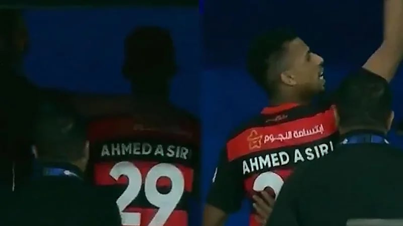 أحمد عسيري يبصق على مشجع نصراوي بعد طرده .. فيديو