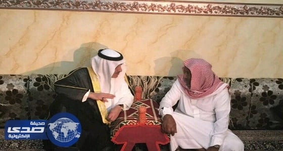 بالفيديو والصور.. أمير تبوك يعزي أسرة الشهيد «الحويطي» في «ضباء»