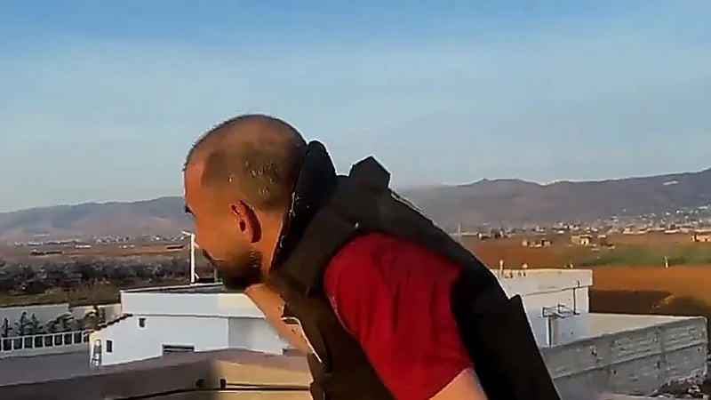 لحظة استهداف طاقم "العربية" بصاروخ موجه على الحدود السورية اللبنانية .. فيديو