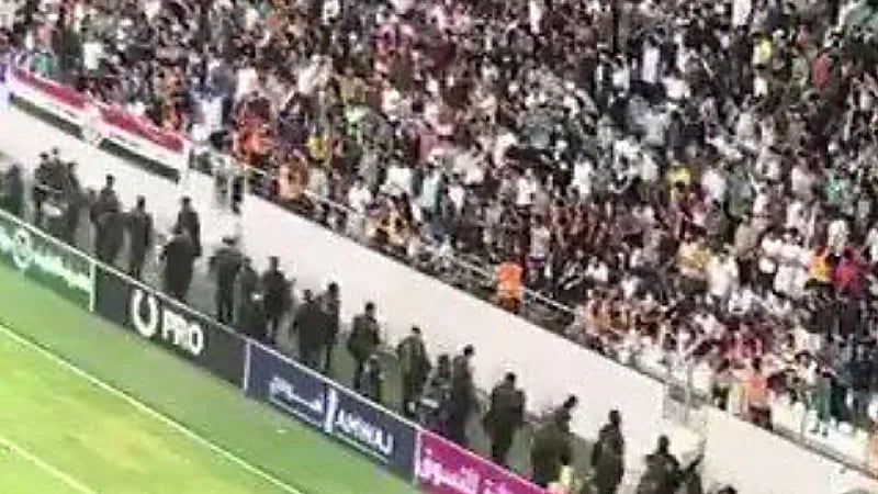 مدرجات مباراة العراق وإيران تتحول لمعركة بين الجماهير تسببت بتدخل قوات الحشد .. فيديو