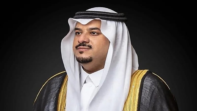 نائب أمير الرياض يؤدي صلاة الميت على صاحب السمو الأمير فيصل بن تركي بن سعود الكبير