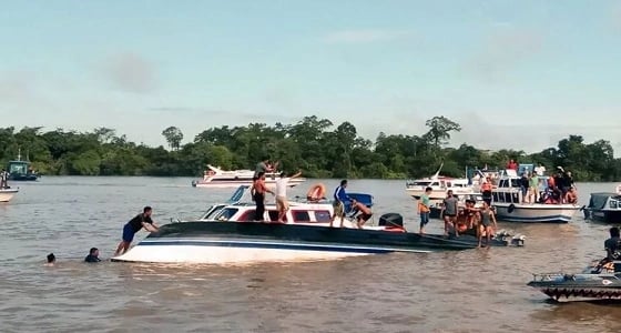 بالصور.. مصرع 8 أشخاص في غرق زورق بإندونيسيا