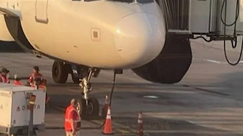 وفاة عامل في مطار أمريكي بعدما ابتلعه محرك طائرة