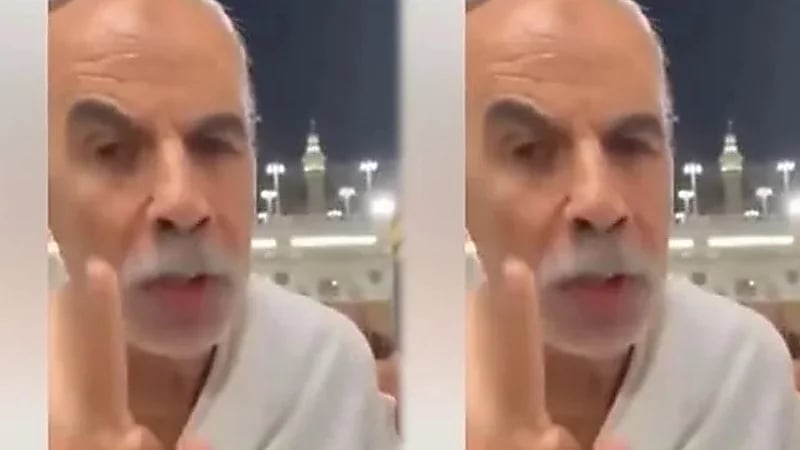 مسن يشكو شقيقه بكلمات مؤثرة من أمام الكعبة بعد استيلائه على منزله .. فيديو