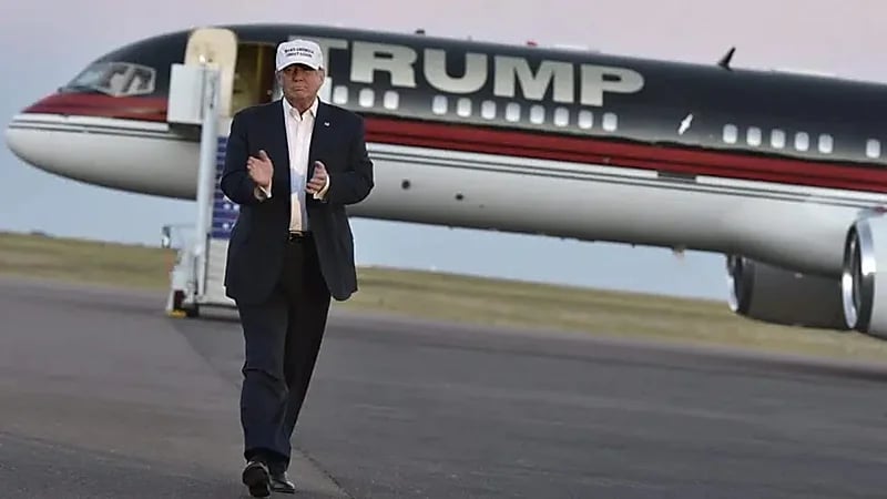 سؤال يدفع ترامب لطرد صحفي من طائرته الخاصة
