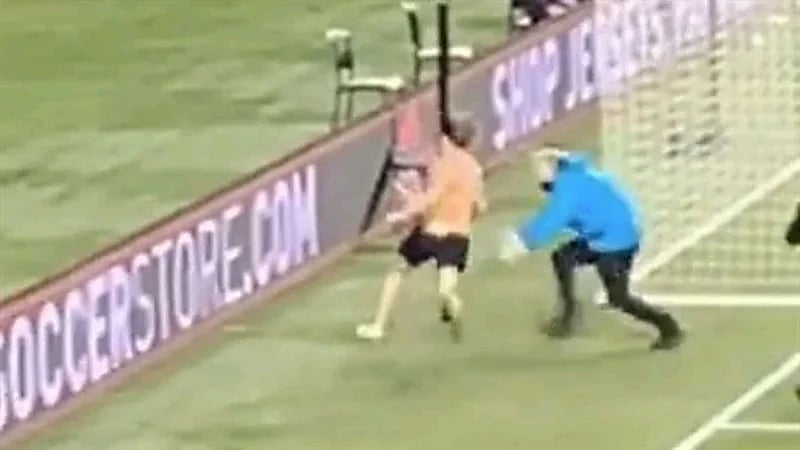 بالفيديو.. رجل عار يقتحم مباراة كندا وكوستاريكا