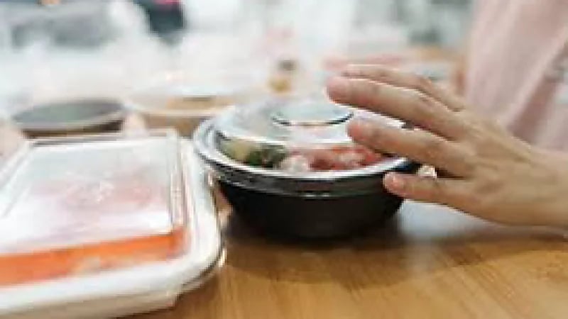 "بريطانيا" تعلن حظر أدوات المائدة البلاستيكية ذات الاستخدام الواحد اعتبارًا من أكتوبر