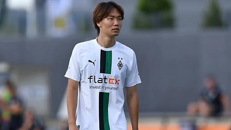 مونشنغلادباخ يوافق على عرض النصر لضم المدافع الياباني