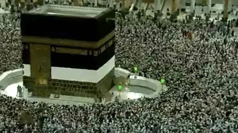 بالفيديو.. مشهد يخطف الأنظار والقلوب لأفواج المعتمرين فجر اليوم