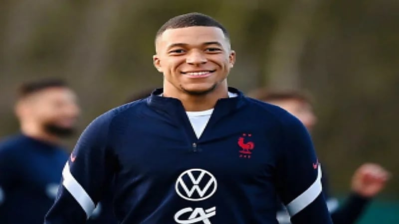 مبابي يعلق على أنباء مطالبته برحيل 14 اسما عن سان جيرمان: أخبار كاذبة