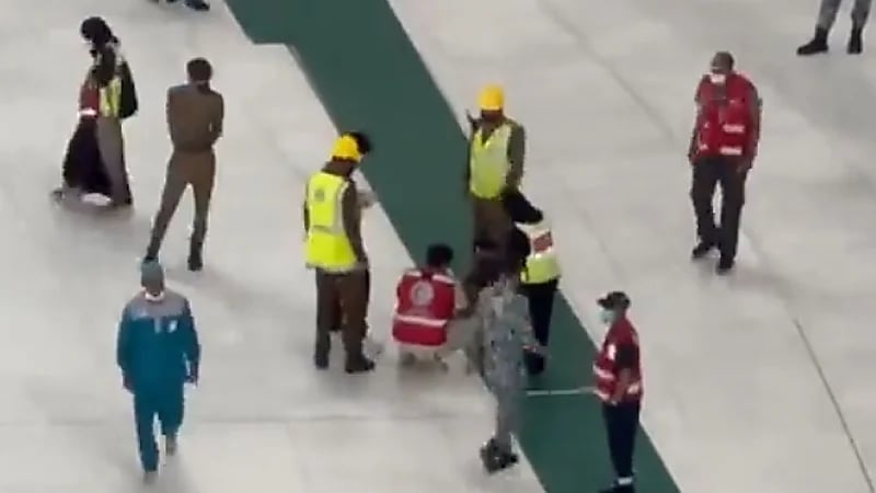 مشهد نبيل يوثق اهتمام رجال الأمن بطفل تائه في الحرم المكي