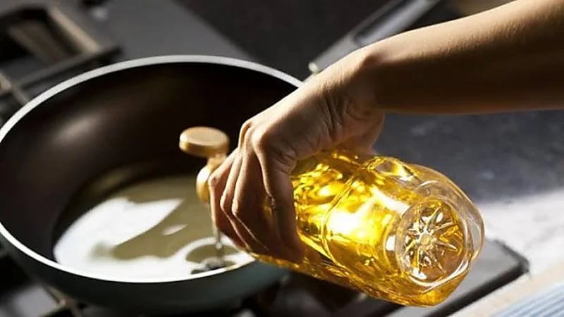 الغذاء والدواء توضح الحالات التي يجب فيها تغيير زيت القلي