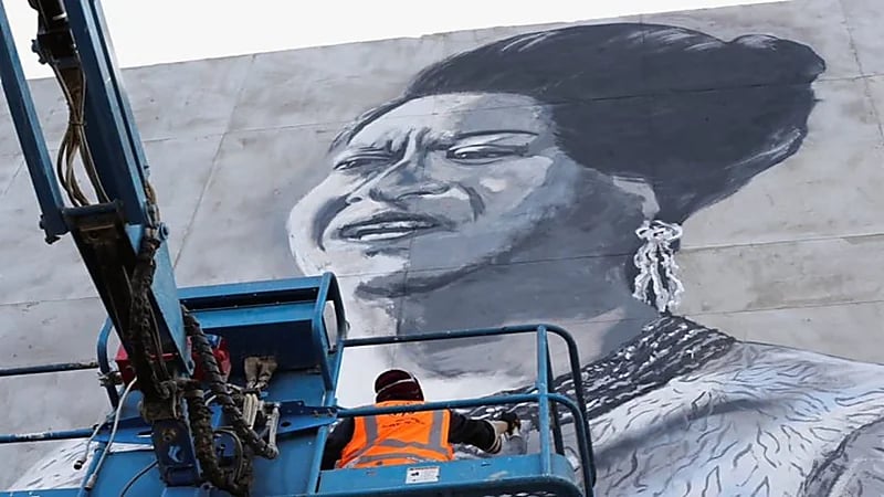 فنانة تروي تجربتها في تزيين باحة بوليفارد الرياض برسومات لأشهر المطربين