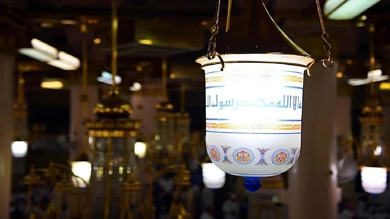 قصة إضاءة المسجد الحرام: "بدأت بالمصابيح"