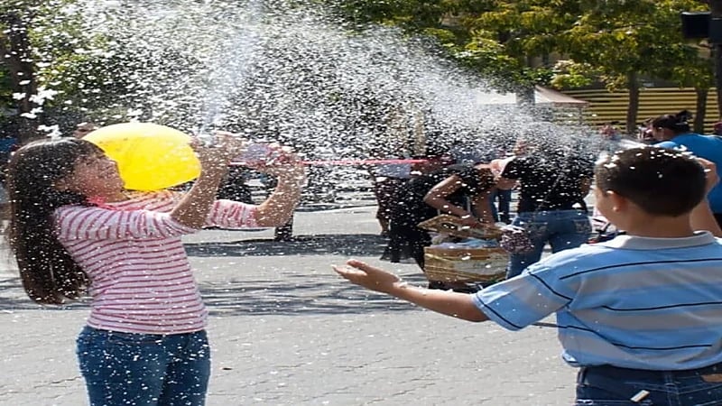 استشاري: البخاخات الثلجية قد تصيب العين بخدش ونتائجها خطيرة(فيديو)