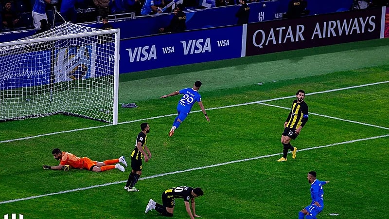 سالم الدوسري يعتذر من المعيوف بعد تسجيل الهدف الثاني .. فيديو