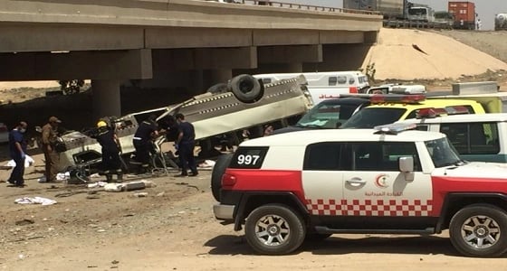 بالصور.. وفاة 9 أشخاص وإصابة 18 في انقلاب حافلة بطريق الهجرة