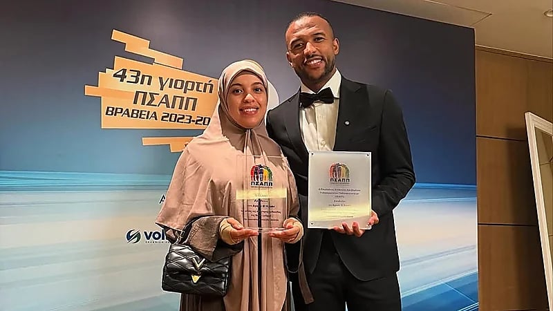 زوجة المغربي أيوب الكعبي تتألق بالحجاب في حفل تكريمه .. صور