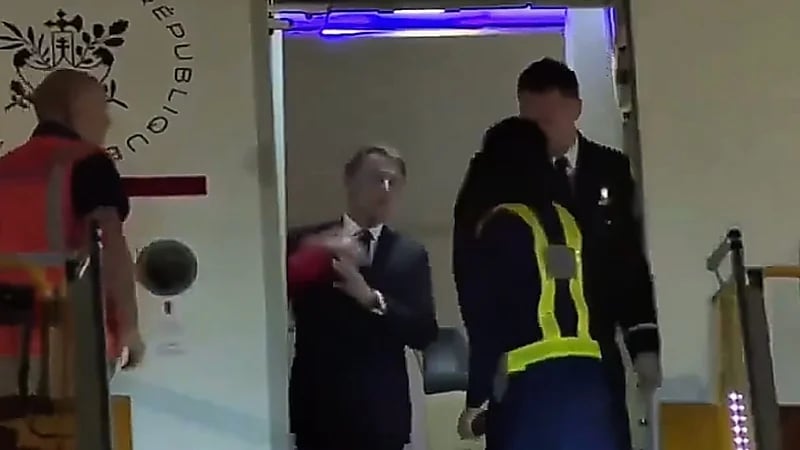 زوجة الرئيس الفرنسي ماكرون تصفعه على وجهه.. فيديو