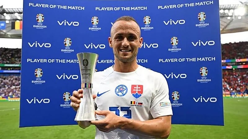 نجم منتخب سلوفاكيا يختار اللعب في دوري روشن