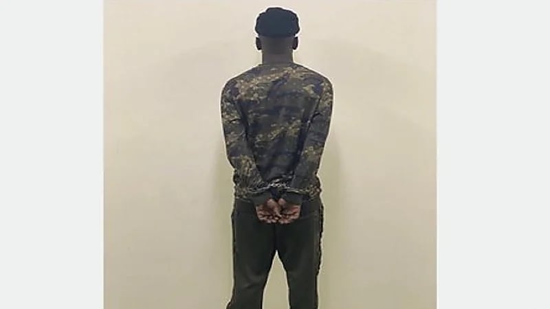 ضبط مقيم ظهر في مقطع فيديو يتضمن تهديدًا وعبارات عنصرية