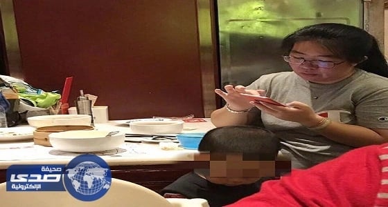 بالفيديو.. سيدة تسمح لابنها بالتبول في وعاء الطعام داخل مطعم