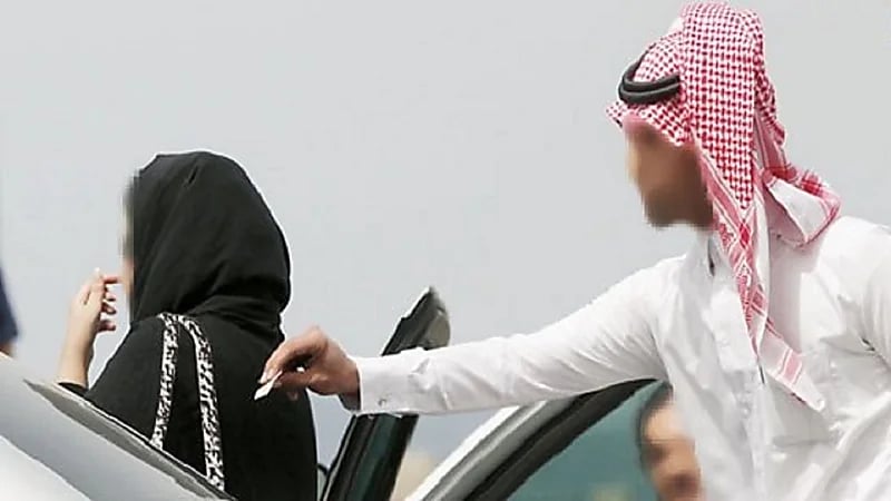 شاب يطالب فتاة بتعويضه عن اتهامه بمغازلتها