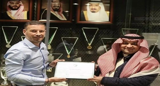 بالصور.. اتحاد الكرة يكرم " كلاتنبيرغ " لإيقافه المباراة احتراما لصوت الأذان