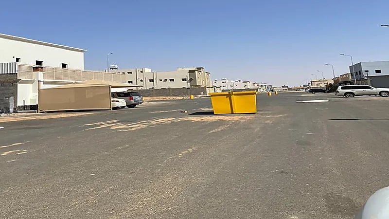 مواطن يشكو وضع حاويات القمامة وسط الشارع بتبوك و"الأمانة" تتفاعل