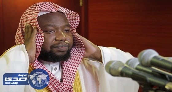 بالفيديو.. مؤذن الحرم المكي يروي قصة بداية عشقه للأذان