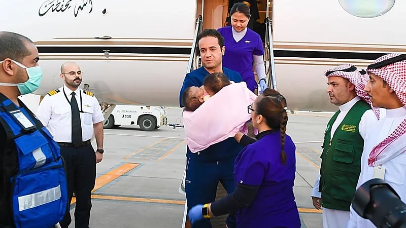 وصول طائرة التوأم السيامي الفلبيني عائشة وأكيزا إلى الرياض .. فيديو