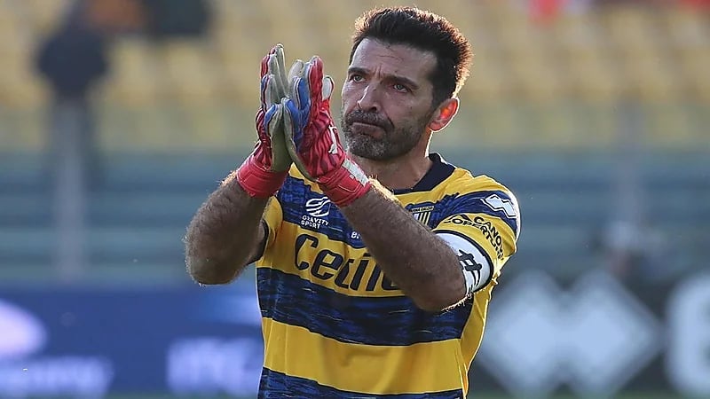 الأسطورة بوفون يقترب من روشن