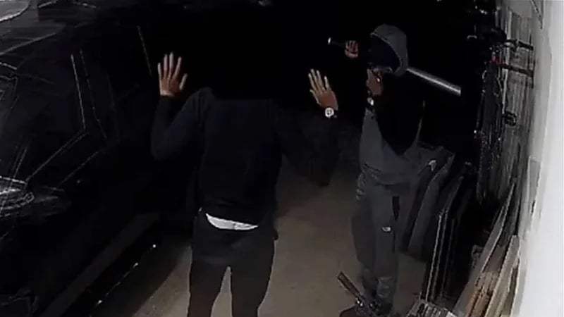 شاهد.. شجاعة لاعب أرسنال خلال التصدي لسارقين