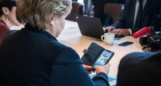 بالصورة.. رئيسة وزراء النرويج يلعب " البوكيمون " في البيت الأبيض