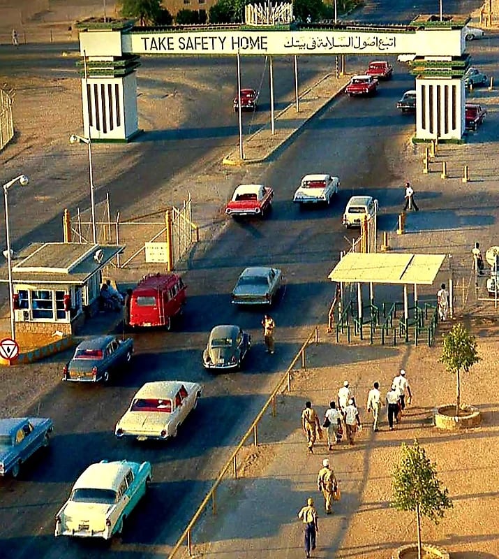 صورة نادرة عالية الجودة لإحدى بوابات أرامكو