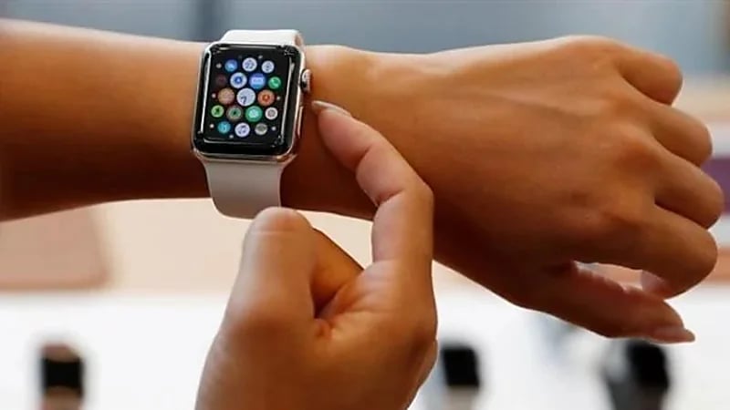 إنقاذ امرأة علقت بين الصخور أثناء السباحة بفضل الساعة الذكية