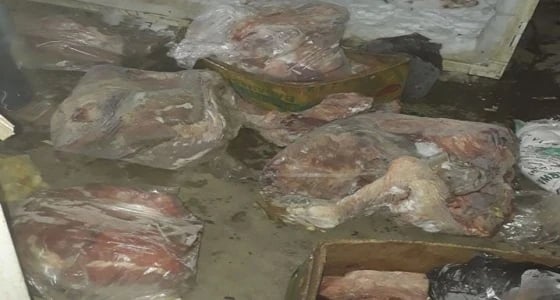 بالصور.. مداهمة حوش ومصادرة طن ونصف لحوم فاسدة بمكة
