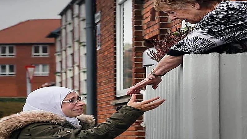 صورة امرأة سورية تودع جارتها تثير تعاطف رواد مواقع التواصل