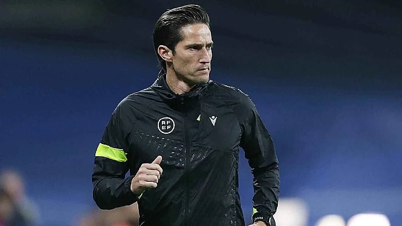 الاتحاد الإسباني يبرئ الحكم مونتيرو ويلغي قرار إيقافه