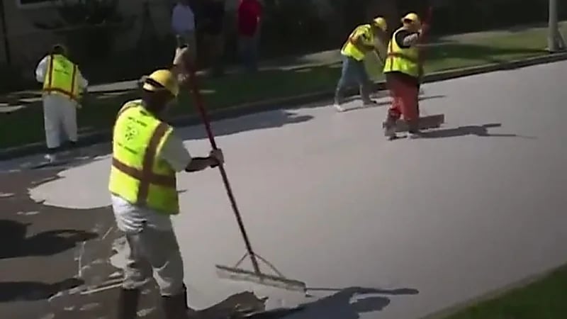 شاهد.. طلاء الشوارع باللون الأبيض لخفض درجات الحرارة المرتفعة 