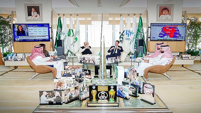 الأمير الوليد بن طلال وفهد بن نافل ورئيس سناب شات بجلسة مناقشات