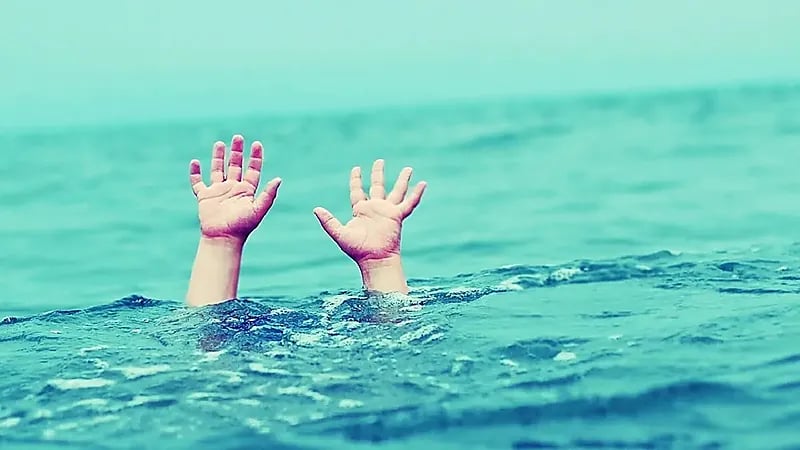 إنقاذ طفل من الغرق أثناء ممارسة السباحة